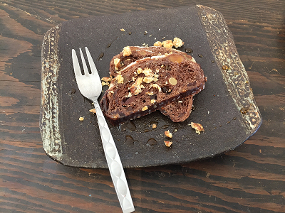 カカオニブを使用したチョコレートケーキの写真